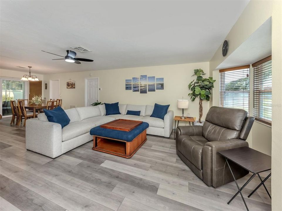 На продажу: $349,900 (3 спален, 2 ванн, 1254 Квадратных фут)