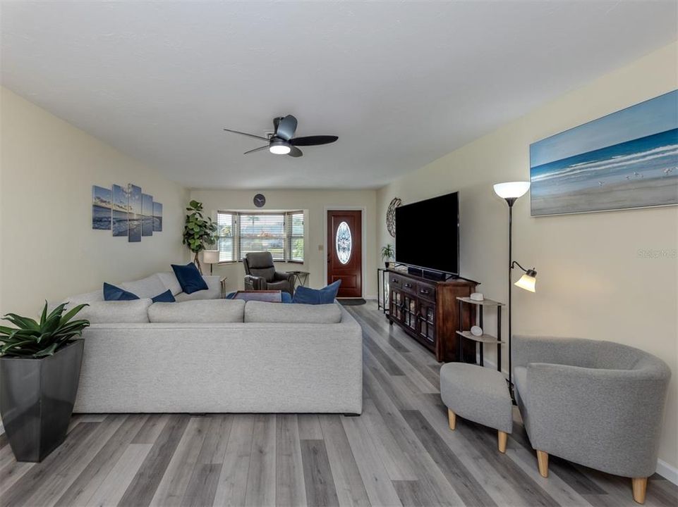 На продажу: $349,900 (3 спален, 2 ванн, 1254 Квадратных фут)