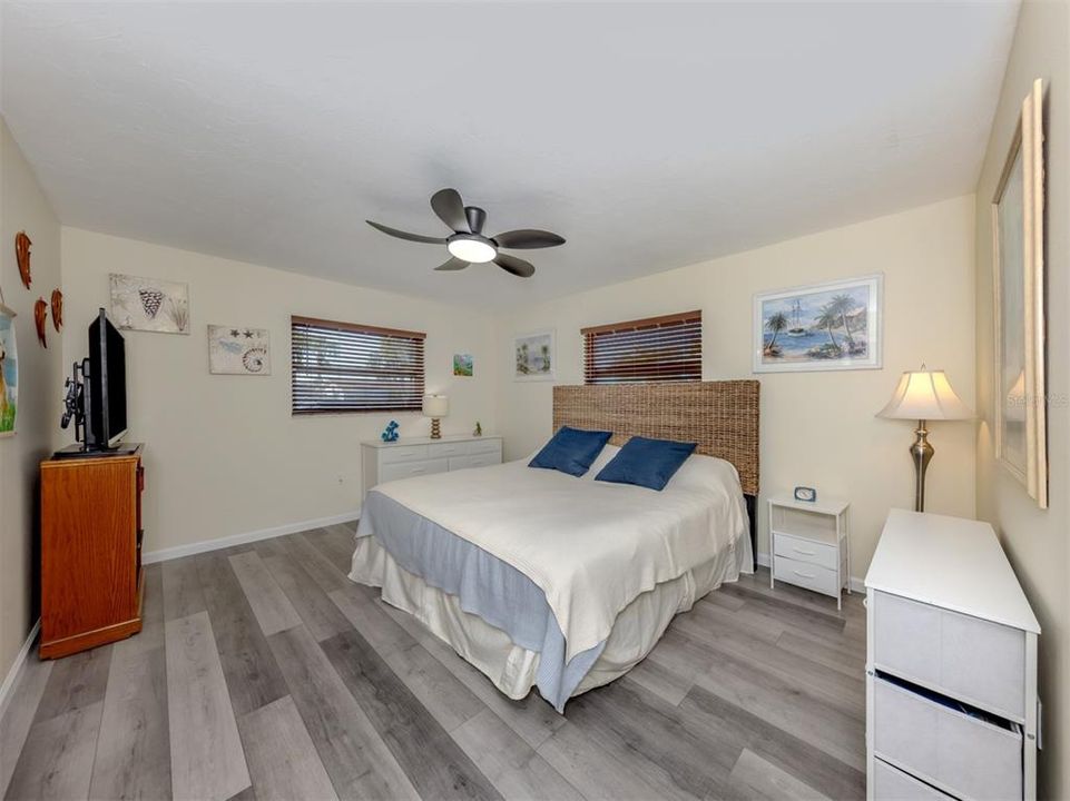 На продажу: $349,900 (3 спален, 2 ванн, 1254 Квадратных фут)