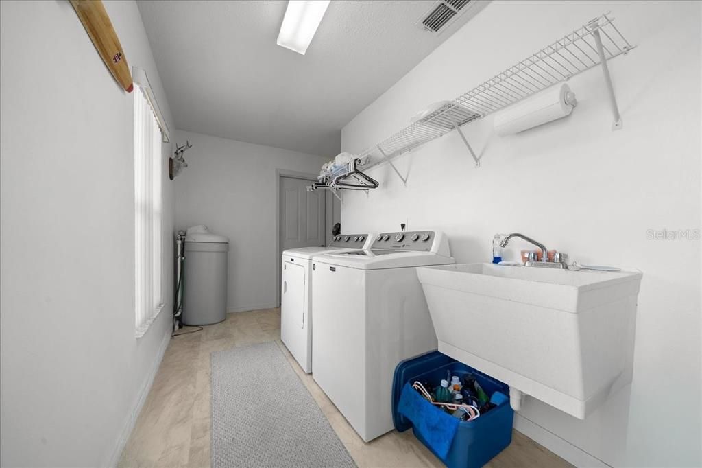 For Sale: $320,000 (3 beds, 2 baths, 1761 Square Feet)