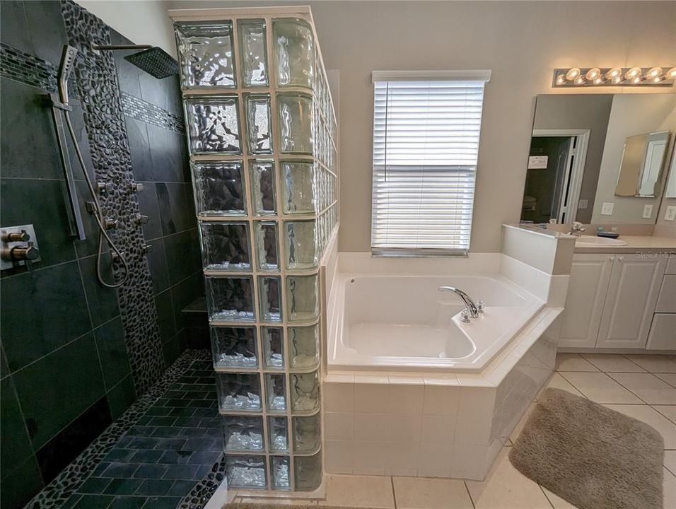 En Venta: $425,000 (4 camas, 3 baños, 1839 Pies cuadrados)