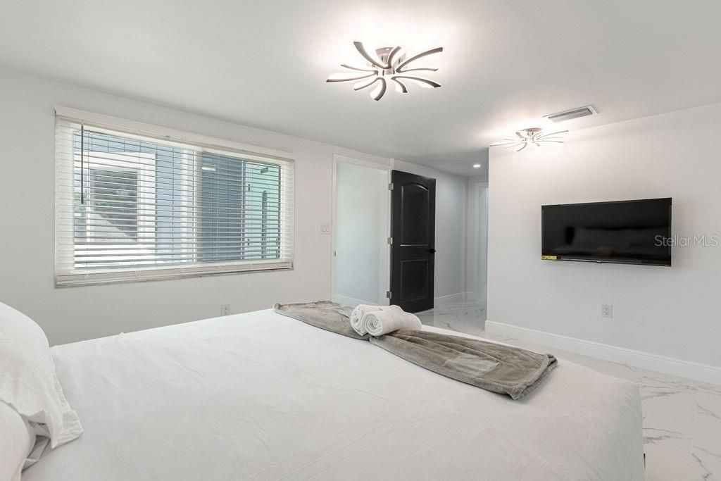 For Sale: $735,000 (4 beds, 3 baths, 1913 Square Feet)