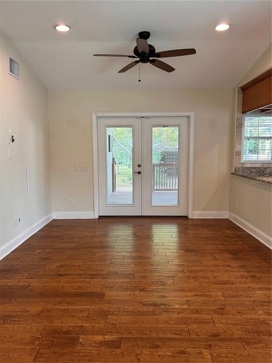 В аренду: $2,900 (2 спален, 1 ванн, 980 Квадратных фут)