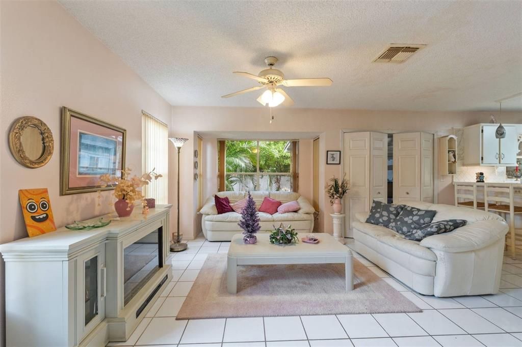 En Venta: $330,000 (3 camas, 2 baños, 2200 Pies cuadrados)