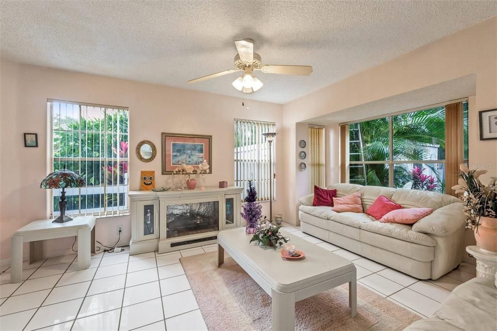 En Venta: $330,000 (3 camas, 2 baños, 2200 Pies cuadrados)