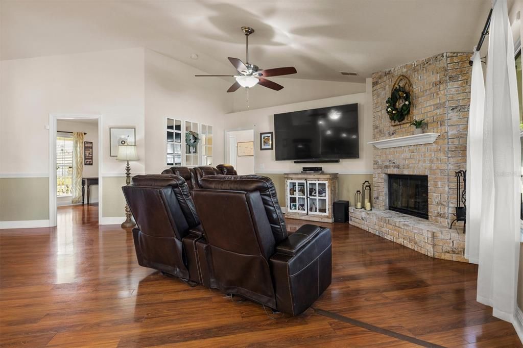 На продажу: $392,000 (4 спален, 2 ванн, 1699 Квадратных фут)