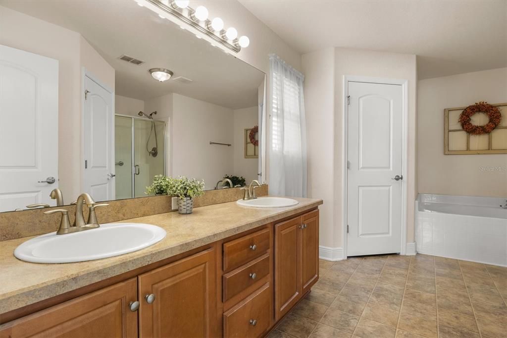 На продажу: $392,000 (4 спален, 2 ванн, 1699 Квадратных фут)