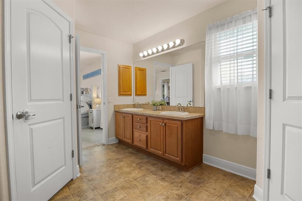 На продажу: $392,000 (4 спален, 2 ванн, 1699 Квадратных фут)