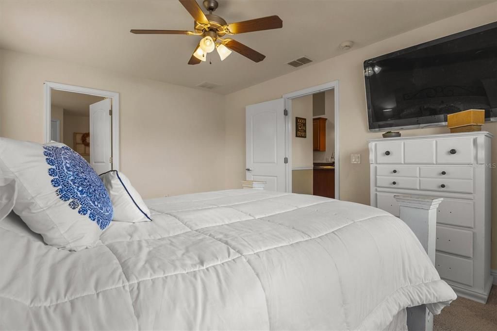 На продажу: $392,000 (4 спален, 2 ванн, 1699 Квадратных фут)