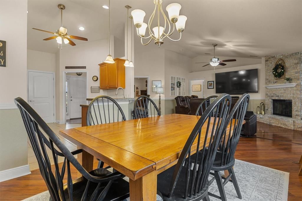 На продажу: $392,000 (4 спален, 2 ванн, 1699 Квадратных фут)