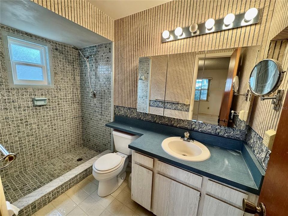 En Venta: $285,000 (4 camas, 2 baños, 1460 Pies cuadrados)