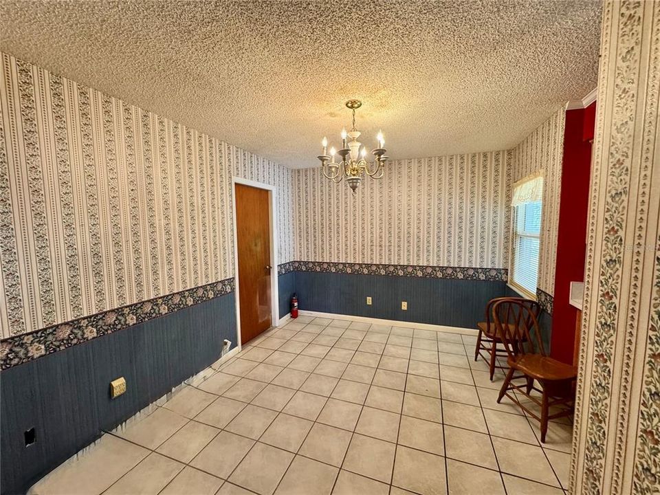 En Venta: $285,000 (4 camas, 2 baños, 1460 Pies cuadrados)