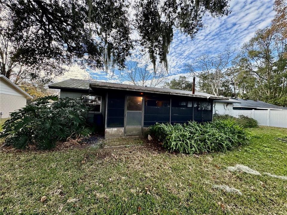 En Venta: $285,000 (4 camas, 2 baños, 1460 Pies cuadrados)