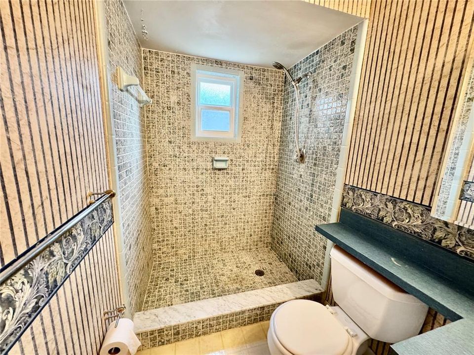 En Venta: $285,000 (4 camas, 2 baños, 1460 Pies cuadrados)