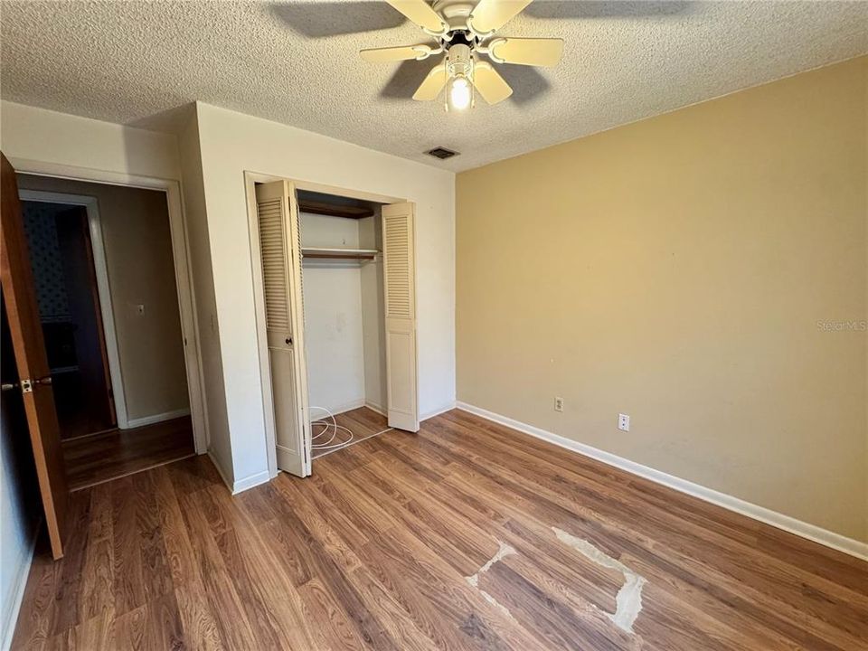 En Venta: $285,000 (4 camas, 2 baños, 1460 Pies cuadrados)