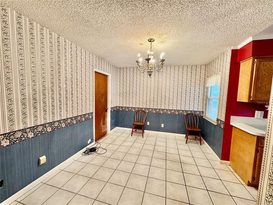 En Venta: $285,000 (4 camas, 2 baños, 1460 Pies cuadrados)