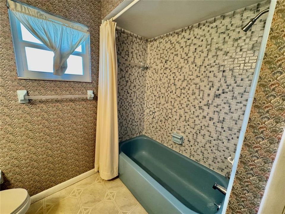 En Venta: $285,000 (4 camas, 2 baños, 1460 Pies cuadrados)