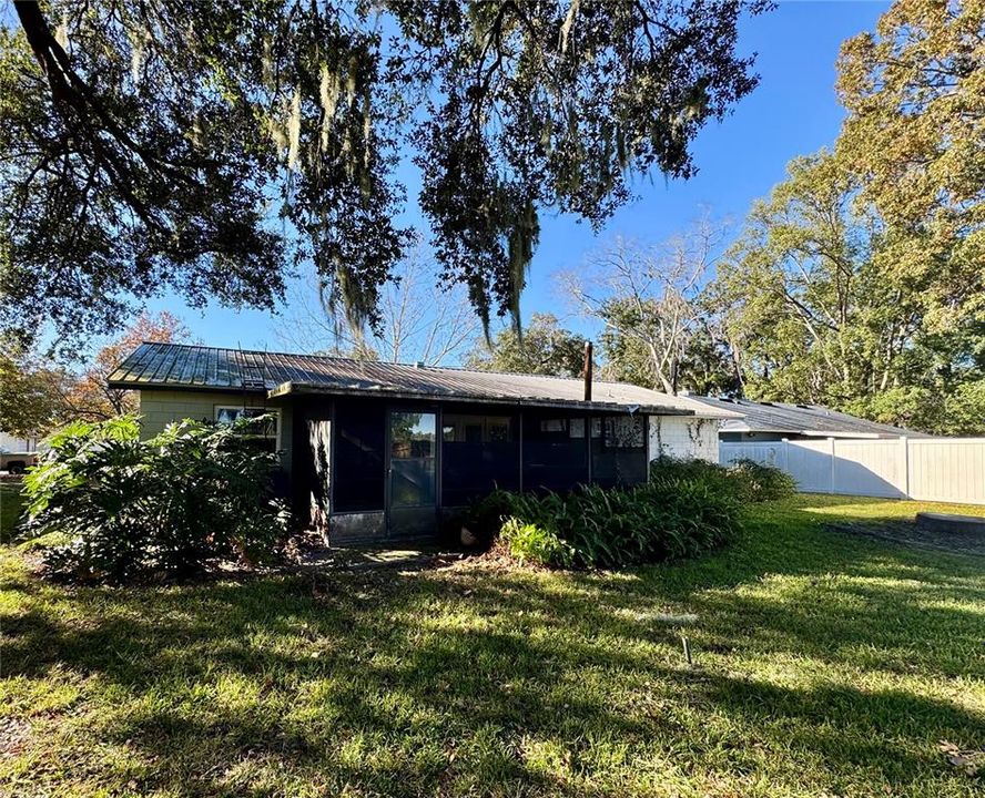 En Venta: $285,000 (4 camas, 2 baños, 1460 Pies cuadrados)