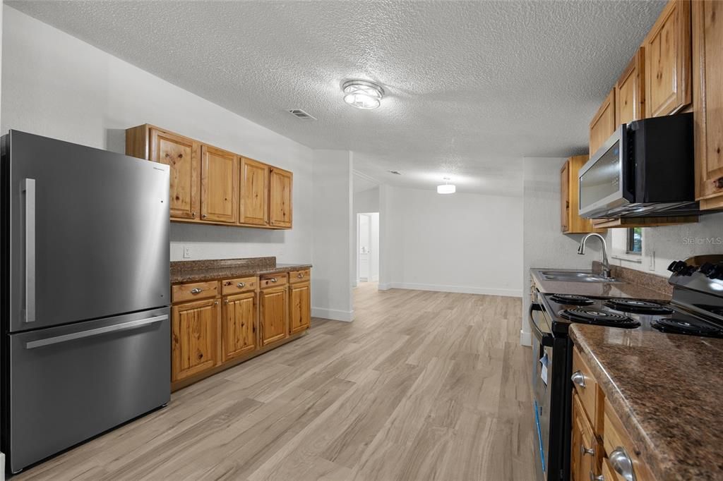 En Venta: $239,900 (4 camas, 2 baños, 1976 Pies cuadrados)