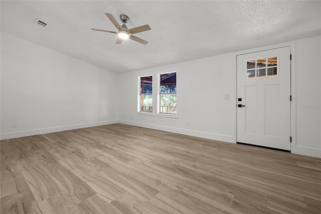 En Venta: $239,900 (4 camas, 2 baños, 1976 Pies cuadrados)