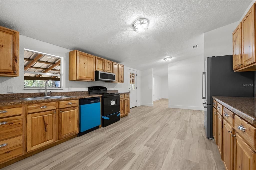 En Venta: $239,900 (4 camas, 2 baños, 1976 Pies cuadrados)