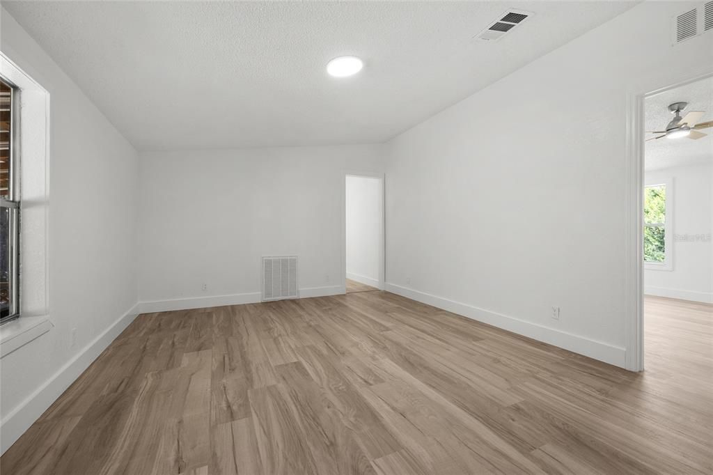 En Venta: $239,900 (4 camas, 2 baños, 1976 Pies cuadrados)