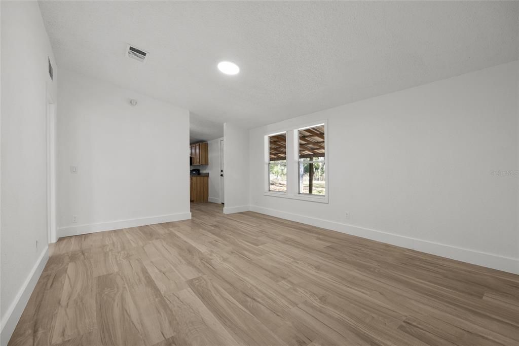 En Venta: $239,900 (4 camas, 2 baños, 1976 Pies cuadrados)