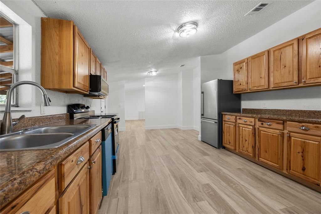 En Venta: $239,900 (4 camas, 2 baños, 1976 Pies cuadrados)