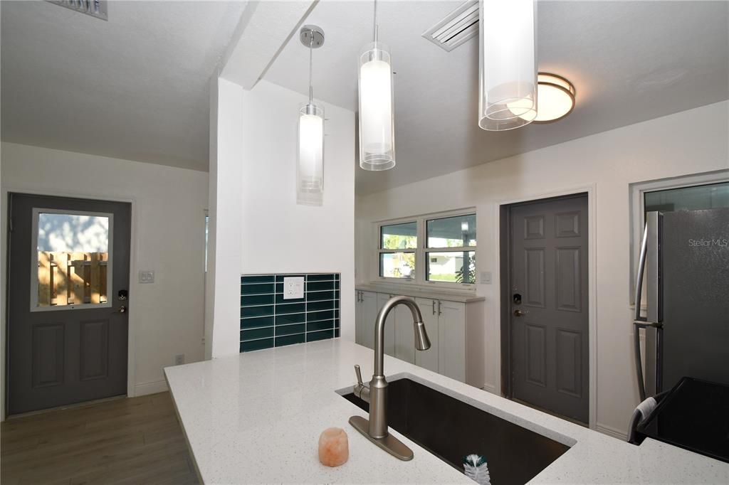For Sale: $395,000 (2 beds, 1 baths, 1117 Square Feet)