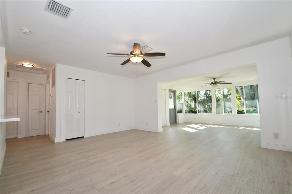 For Sale: $395,000 (2 beds, 1 baths, 1117 Square Feet)