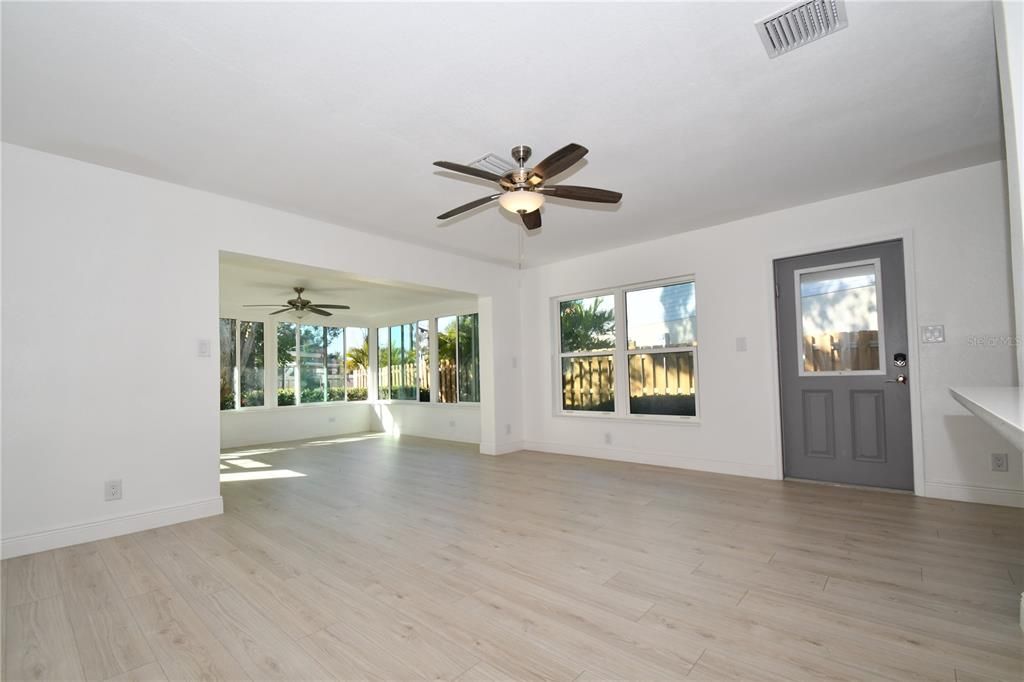 For Sale: $395,000 (2 beds, 1 baths, 1117 Square Feet)