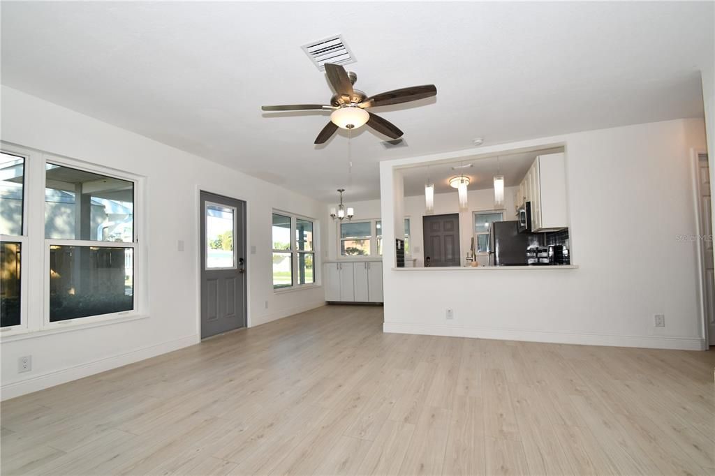 For Sale: $395,000 (2 beds, 1 baths, 1117 Square Feet)