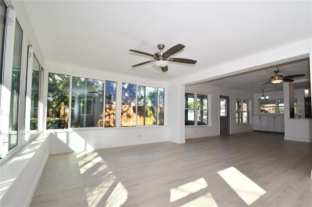 For Sale: $395,000 (2 beds, 1 baths, 1117 Square Feet)