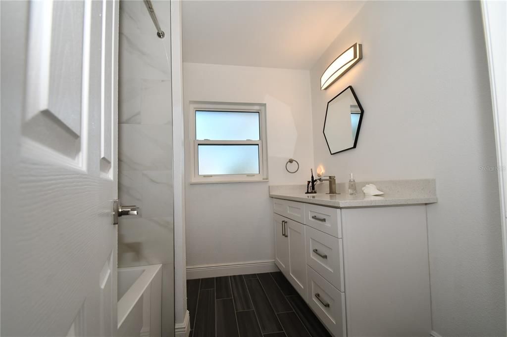 For Sale: $395,000 (2 beds, 1 baths, 1117 Square Feet)