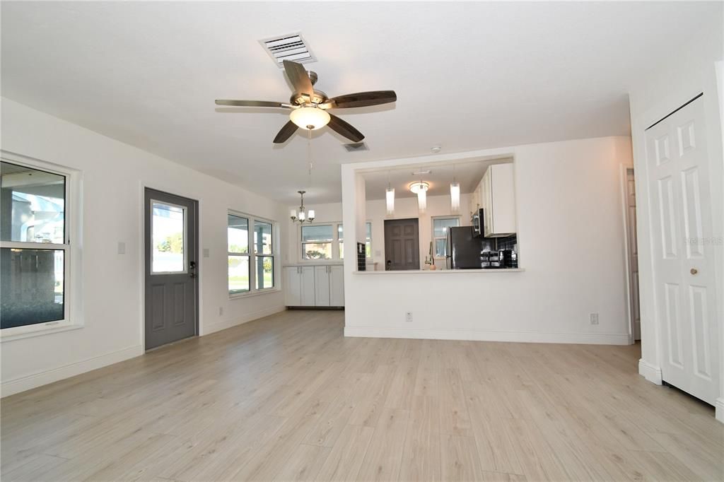 For Sale: $395,000 (2 beds, 1 baths, 1117 Square Feet)