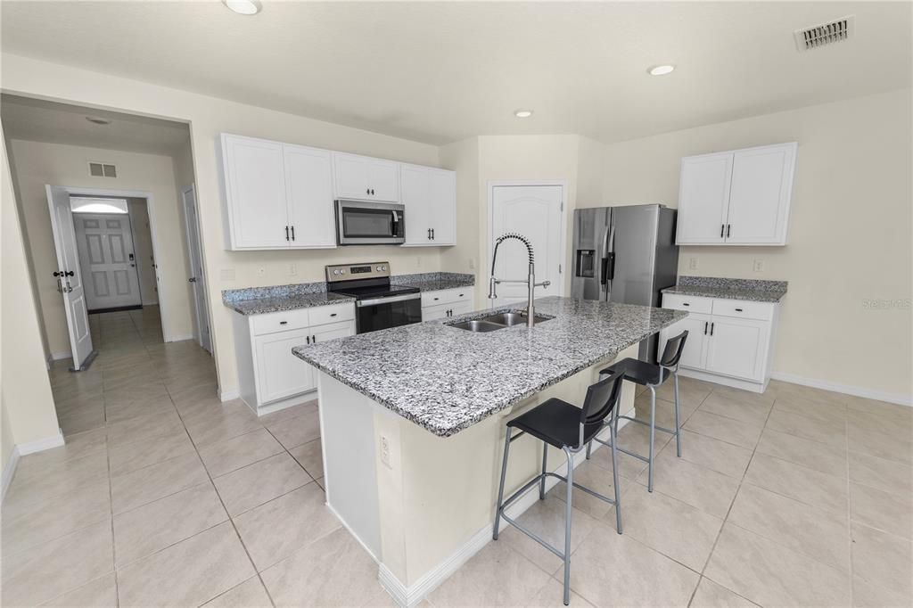 На продажу: $280,000 (4 спален, 2 ванн, 1867 Квадратных фут)