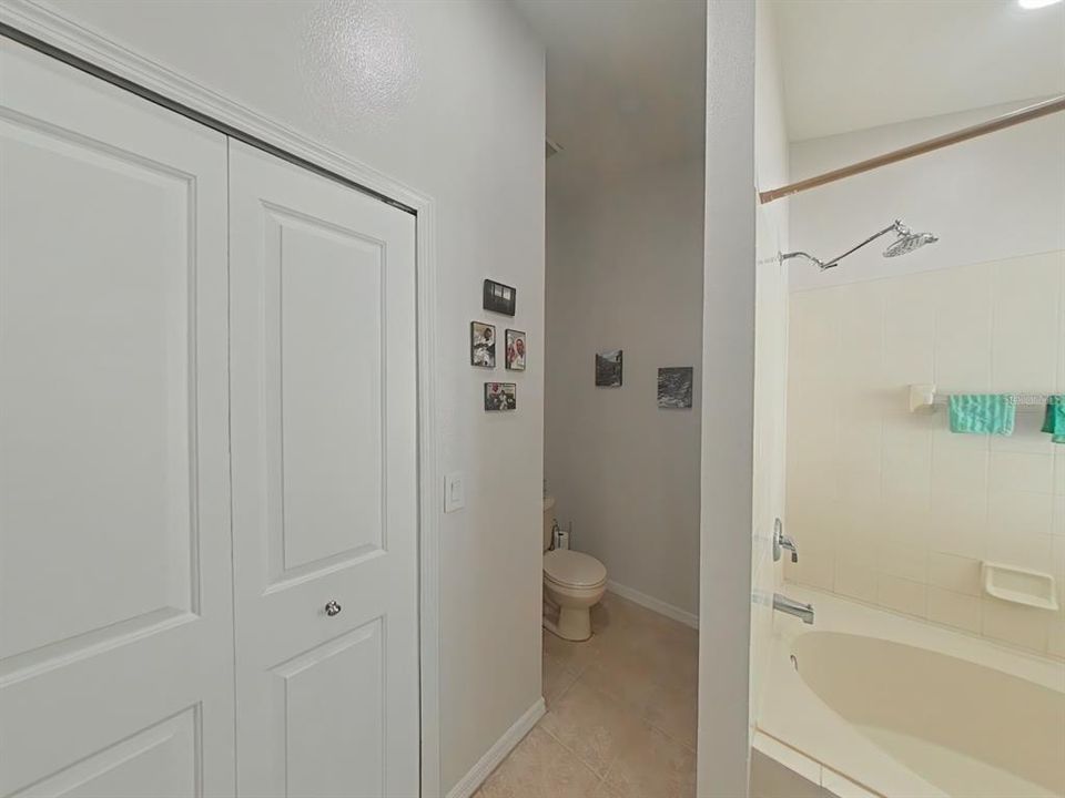 待售: $365,000 (4 贝兹, 2 浴室, 2074 平方英尺)