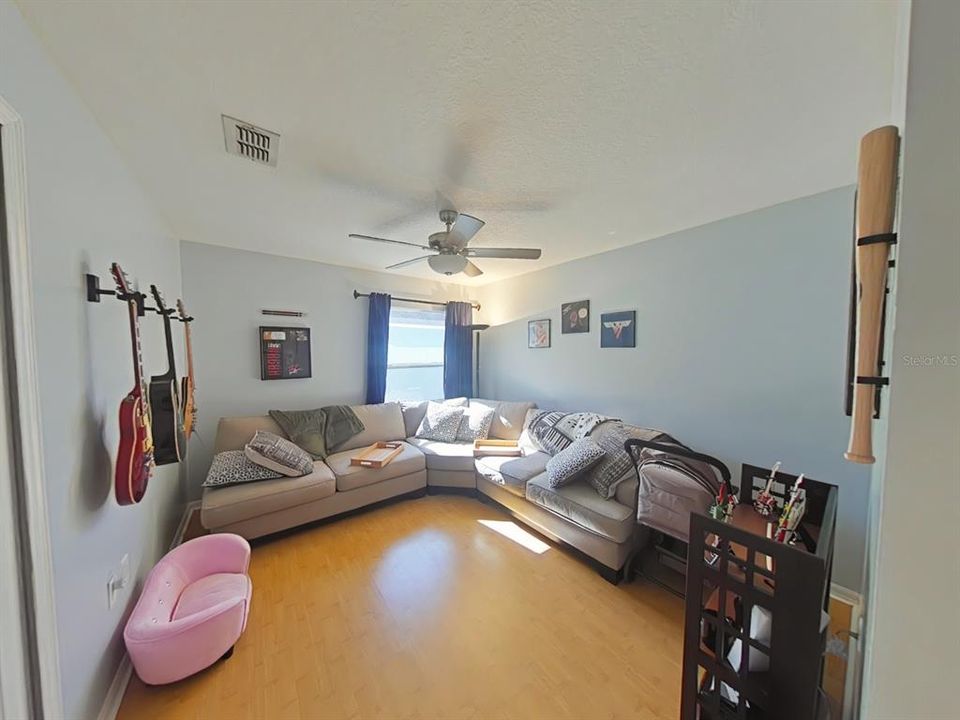 待售: $365,000 (4 贝兹, 2 浴室, 2074 平方英尺)