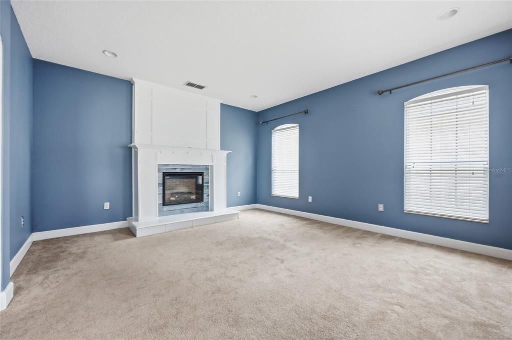 出租: $3,600 (5 贝兹, 4 浴室, 3819 平方英尺)