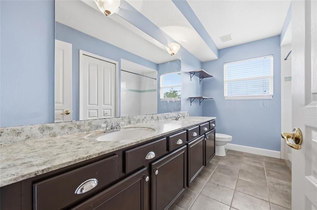 出租: $3,600 (5 贝兹, 4 浴室, 3819 平方英尺)