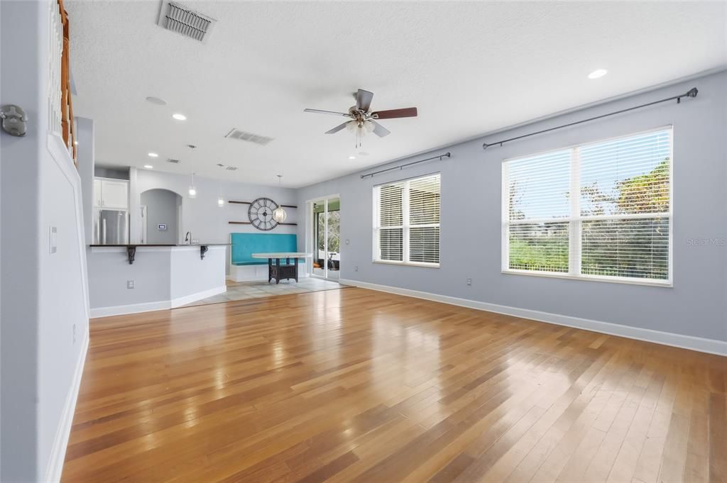 出租: $3,600 (5 贝兹, 4 浴室, 3819 平方英尺)