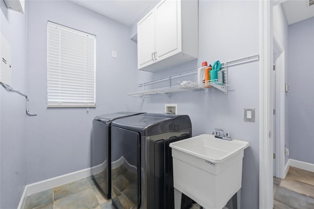 出租: $3,600 (5 贝兹, 4 浴室, 3819 平方英尺)