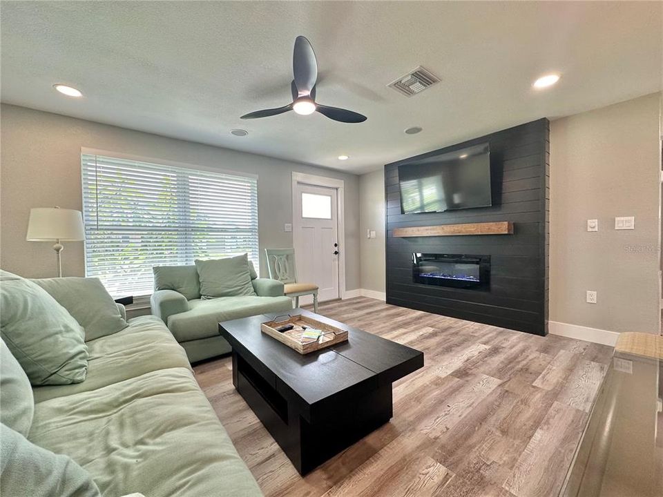 待售: $249,900 (2 贝兹, 2 浴室, 1032 平方英尺)