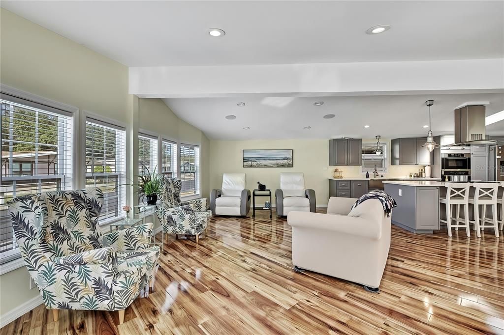 En Venta: $275,000 (3 camas, 2 baños, 1560 Pies cuadrados)