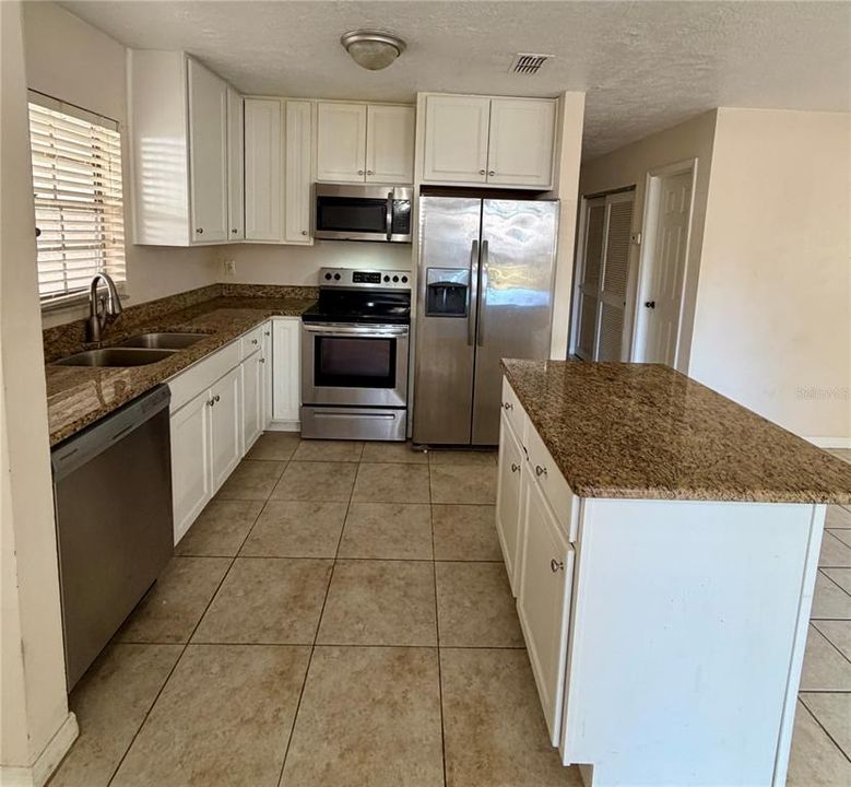 出租: $2,400 (3 贝兹, 2 浴室, 1206 平方英尺)