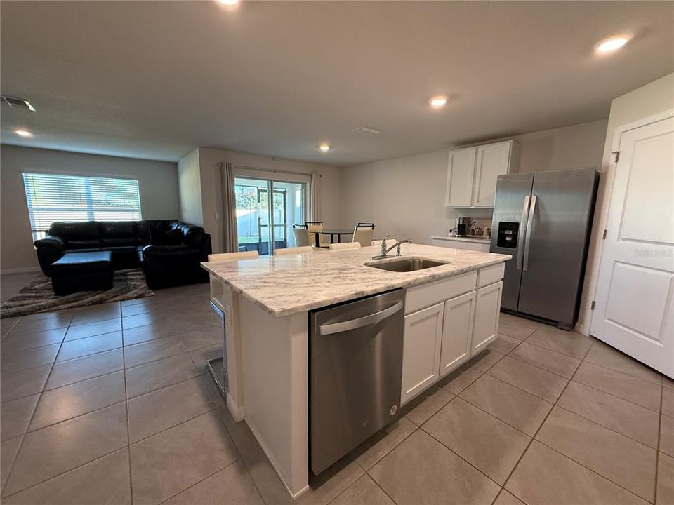 出租: $2,450 (4 贝兹, 2 浴室, 1827 平方英尺)