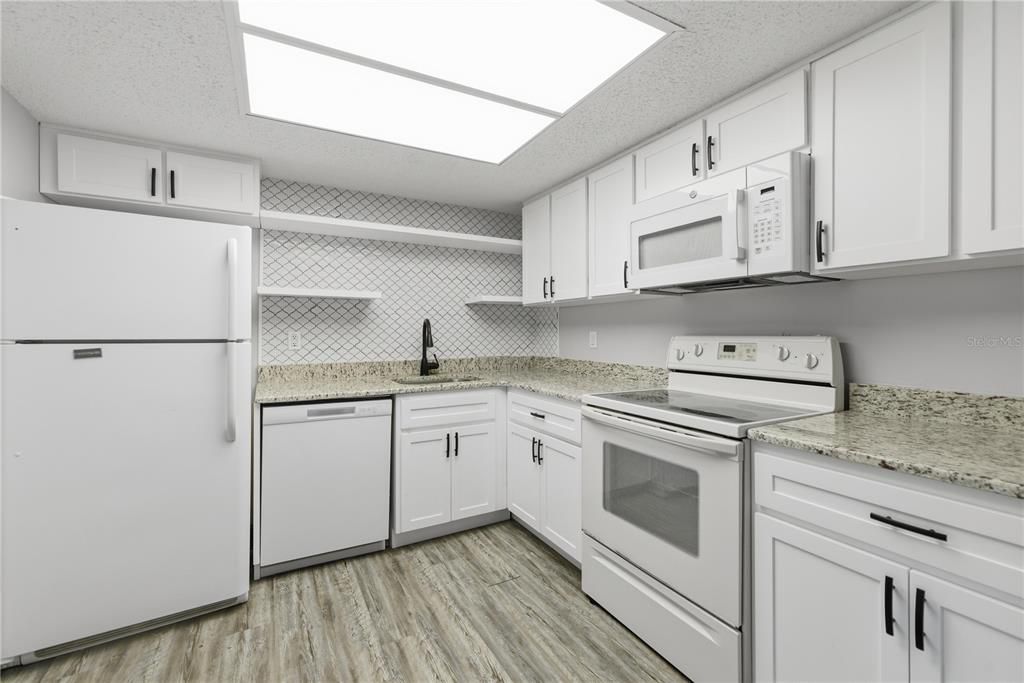 For Sale: $125,000 (2 beds, 1 baths, 990 Square Feet)