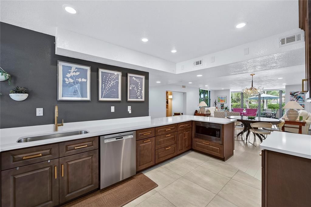 待售: $1,400,000 (2 贝兹, 2 浴室, 2186 平方英尺)