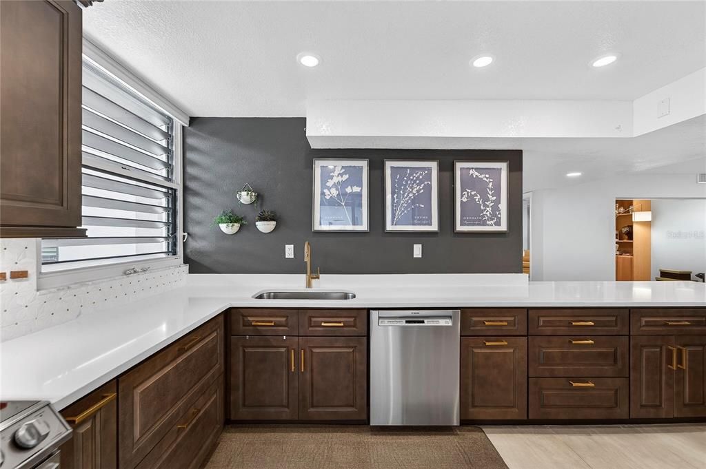 待售: $1,400,000 (2 贝兹, 2 浴室, 2186 平方英尺)