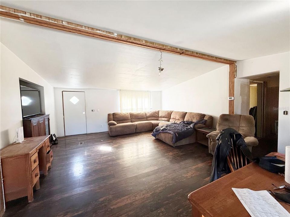 For Sale: $289,500 (4 beds, 3 baths, 2052 Square Feet)